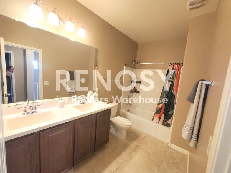 Building Photo - 1367 S Country Club Dr