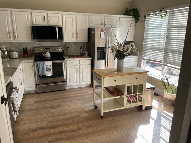 Building Photo - Charming 2-3 BR Townhome in South Park Cha...