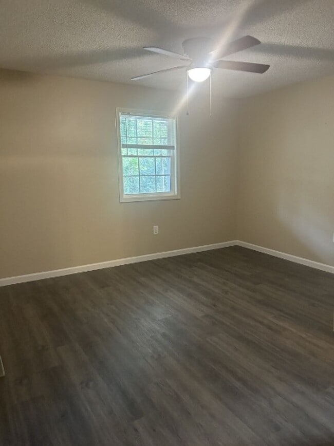 Building Photo - 2/1 Available For Move In Now!