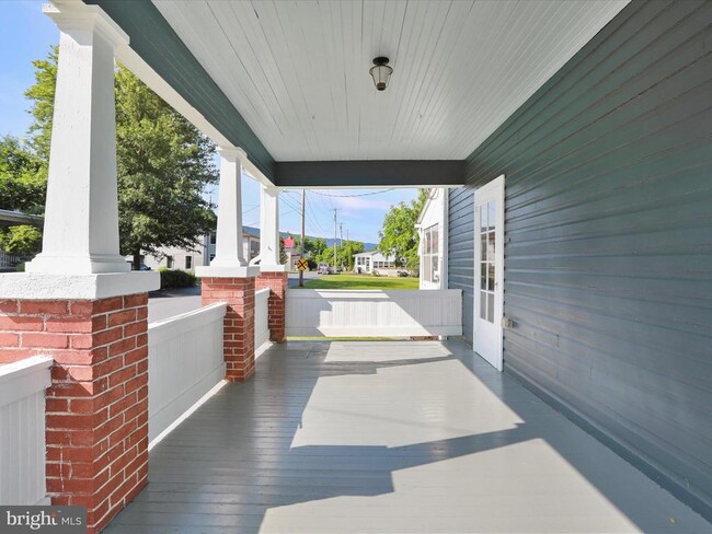 Primary Photo - 588 E King St
