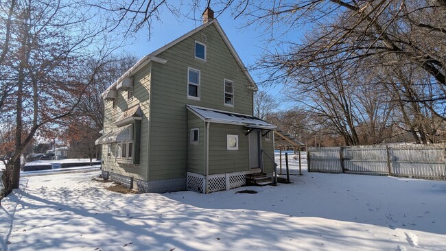 Building Photo - Welcome to this newly renovated, 3-bedroom home located in the heart of Akron