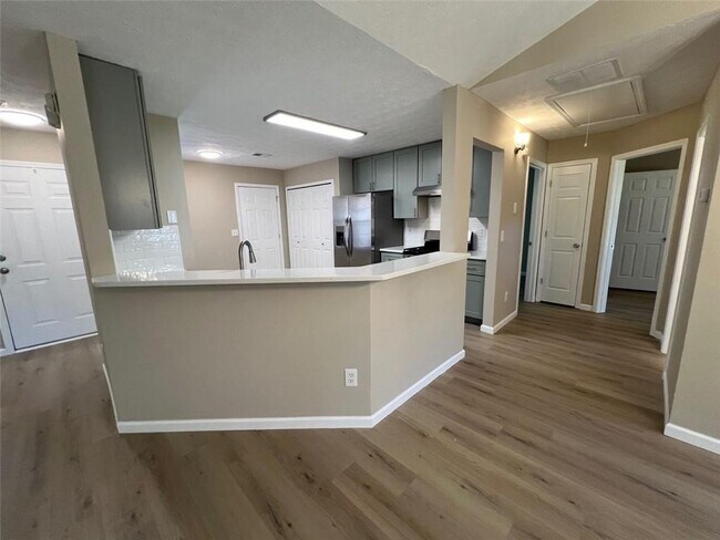 Building Photo - 2717 Lake Park Ridge E
