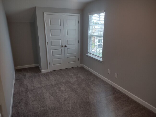 Building Photo - 1031 Ashcroft Cir