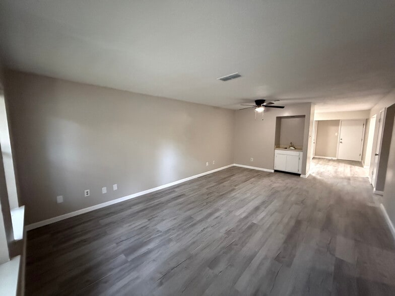 Building Photo - 4401 River Valley Dr