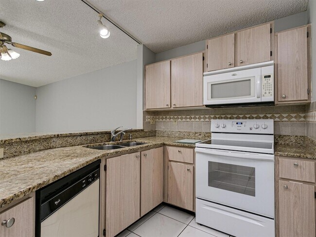 Building Photo - 556 Woodgate Cir