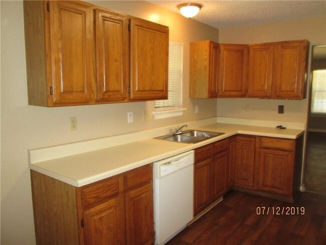 Building Photo - 2701 Fountainview Dr