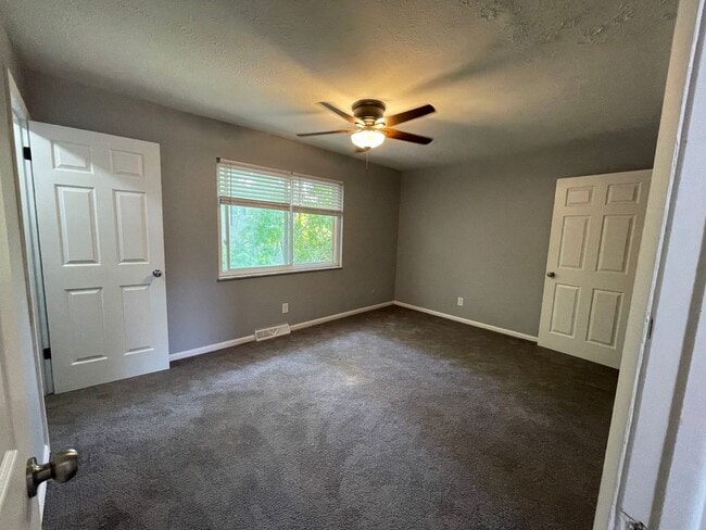 Building Photo - Bexvie Village Townhomes - Renovated unit