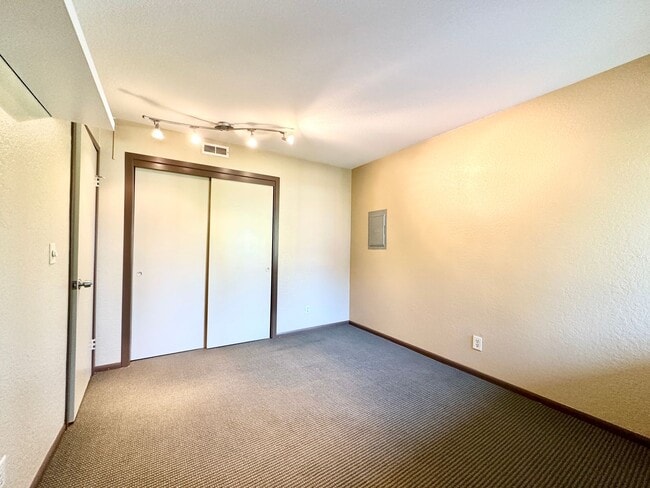 Building Photo - 2bd/2ba Kirkland Condo