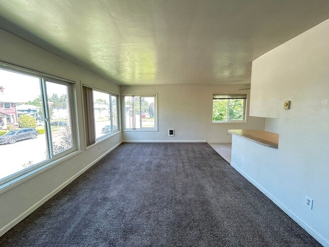 Building Photo - NO APPLICATION FEE AND FREE FIRST MONTHS RENT!! Cozy 2 Bed, 1 Bath Apartment Near Downtown Albany...