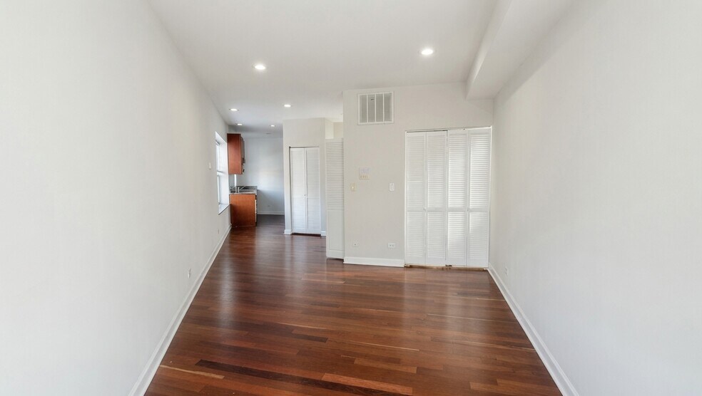 Building Photo - 2048 W Touhy Ave
