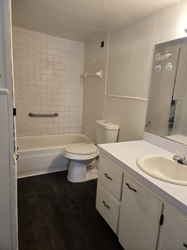 Building Photo - 714 N Ave C