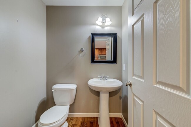 Building Photo - Gorgeous Updated 3 Bed 2.5 Bath Home w/2 C...