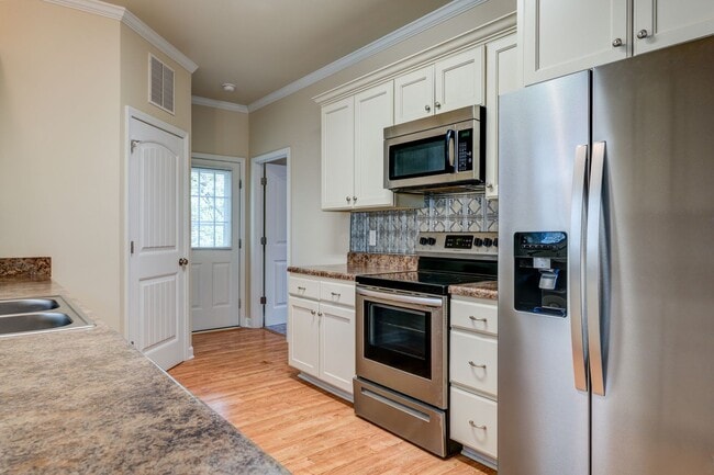 Building Photo - Feels Like New 3 Bed 2 Bath Minutes from High Point University!