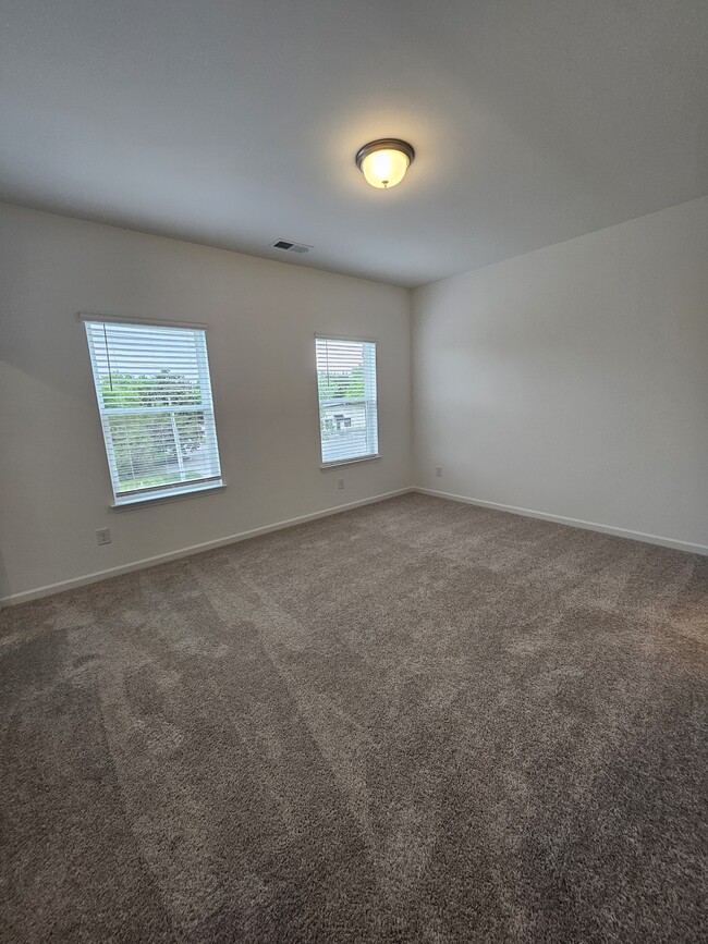 Building Photo - 129 Rosebush Ln