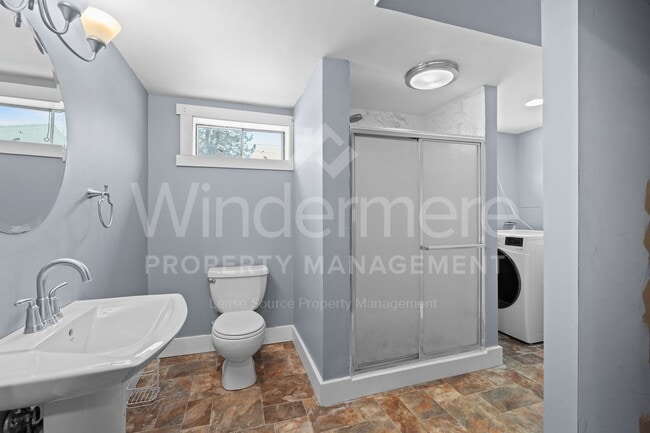 Building Photo - *MOVE IN SPECIAL * 1ST FULL MONTH FREE* Great 3-Bedroom Home IN The Garland District