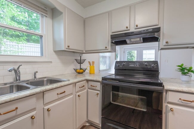 Building Photo - Charming 2-Bedroom, 1.5-Bath Townhouse in ...
