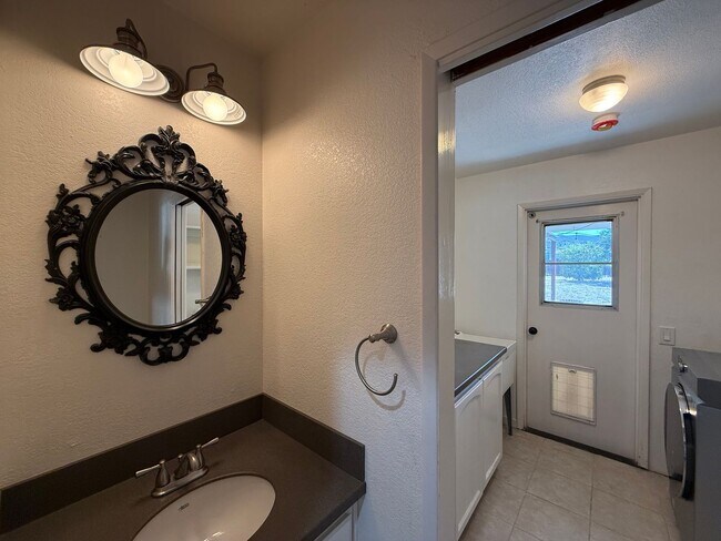 Building Photo - Charming 3BD/3BA Home in Ramona with Large Backyard, 2-Car Garage & In-Unit Laundry
