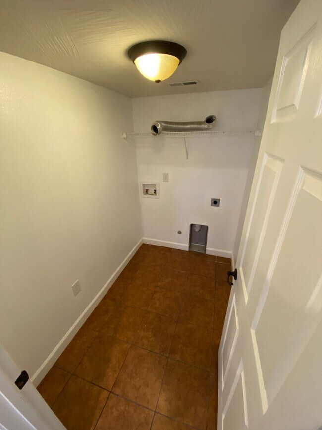 Building Photo - Beautiful 4 Bedroom, 3 Bathroom Split Leve...