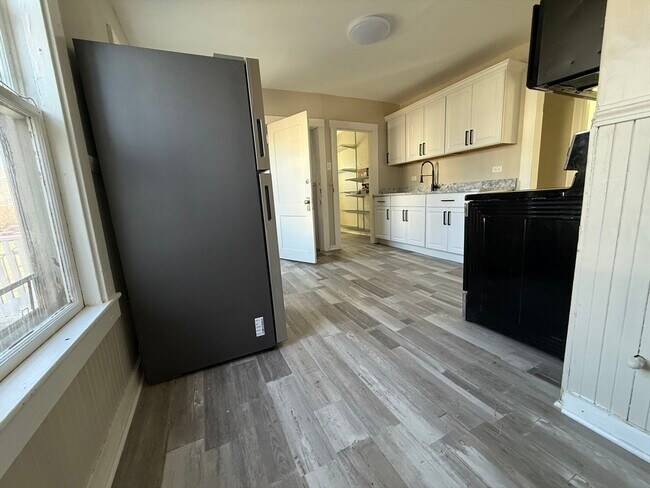 Building Photo - 68 Ash St