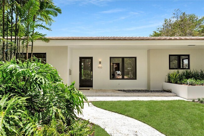 Building Photo - 950 Bayamo Ave