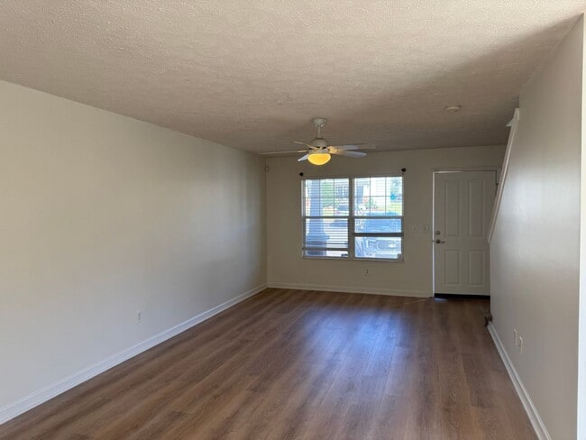 Building Photo - Great 2BR Townhome in Bellevue