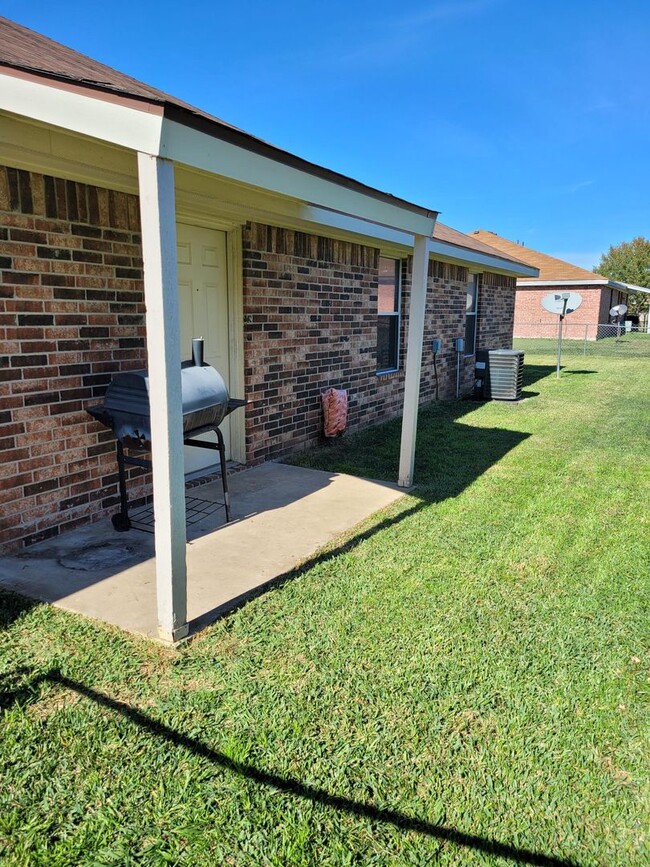 Building Photo - 2805 Alma Dr