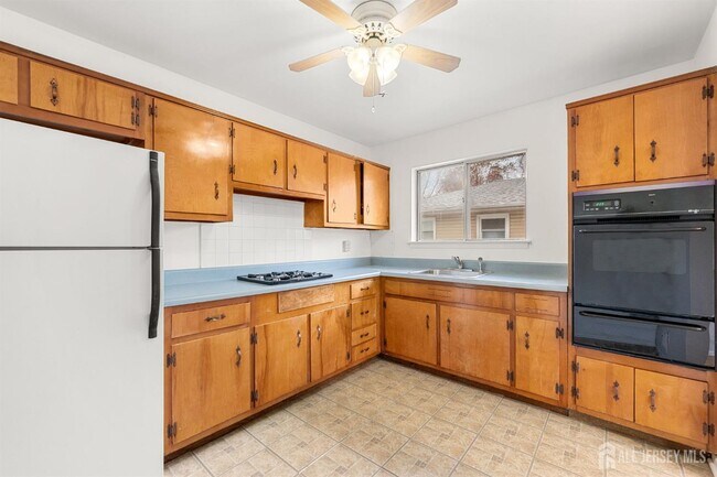 Building Photo - 89 Van Buren Ave