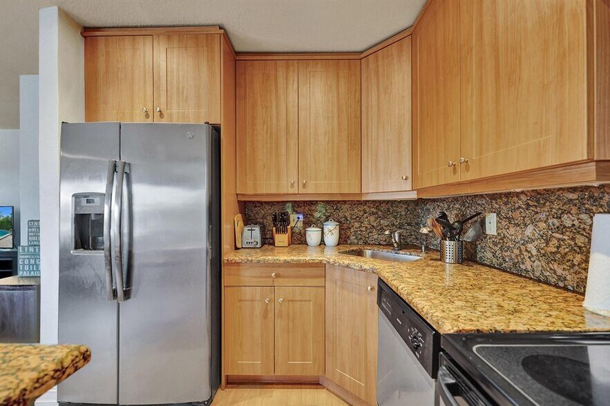 Building Photo - 1423 Holly Heights Dr