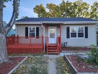 Building Photo - 2 Bedroom house with a carport!