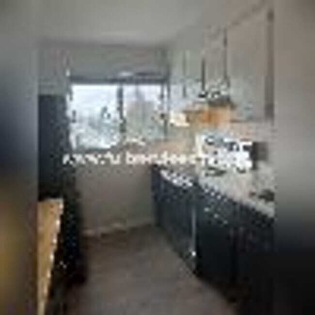 Building Photo - Sweet Seatac 2 BD Top Floor Condo+Parking!