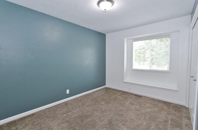 Building Photo - Lovely Single-Level Home
