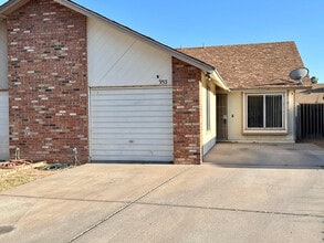 Building Photo - 953 W Emelita Cir