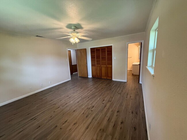 Building Photo - TEXAS SIZED WHITESBORO HOME FOR LEASE! 4 BEDROOMS-LOTS OF SPACE! HURRY!