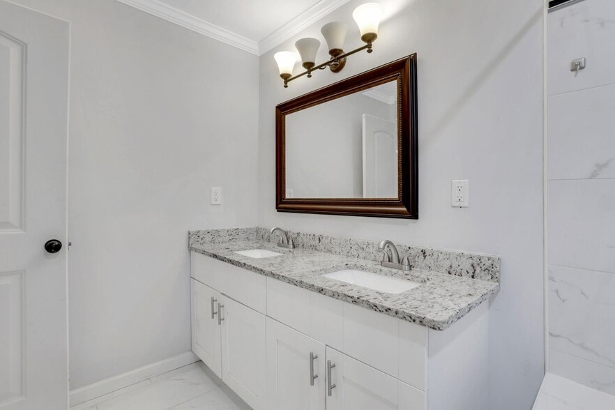 Building Photo - 3436 Pinehill Dr