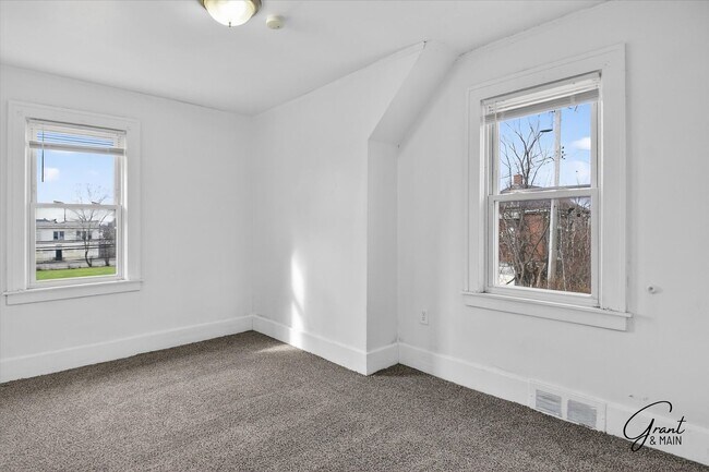 Building Photo - $1300 3 bedrooms