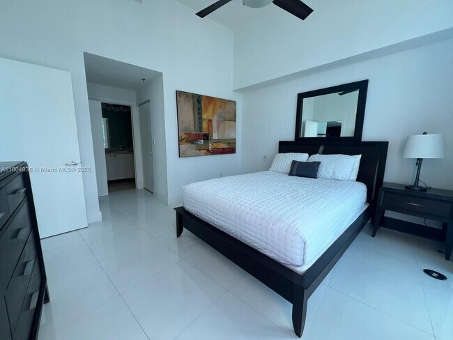 Building Photo - 6515 Collins Ave