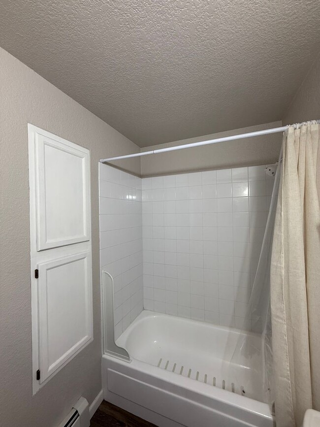 Building Photo - MOVE-IN READY!! 2 bed 2 bath Lakewood Condo