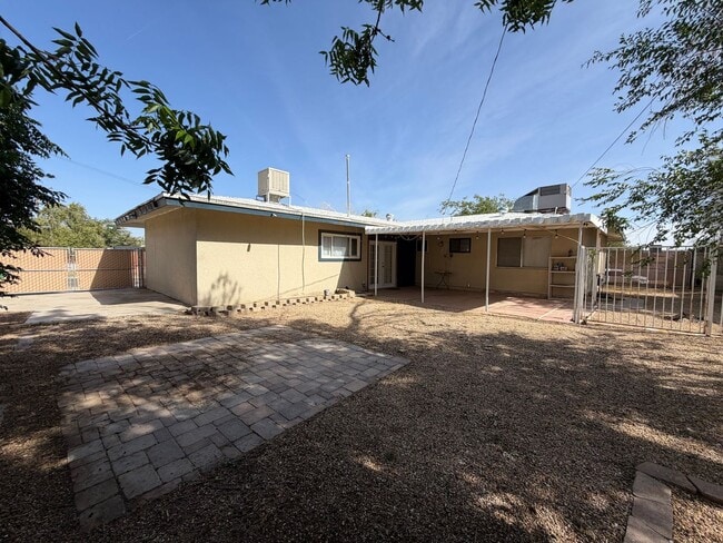 Building Photo - 3 Bedroom 2 Bathroom House on Corner Lot with 2 Car Garage Locate din Irwin Estates