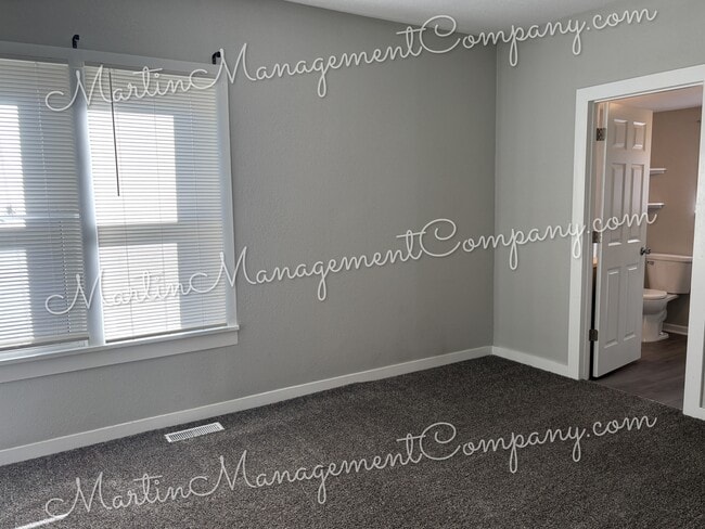 Building Photo - 1528 E 6th St