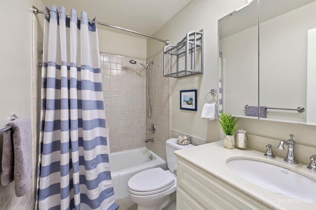 Building Photo - 1565 Sacramento St