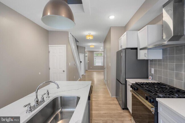 Building Photo - 945 Ashburton St