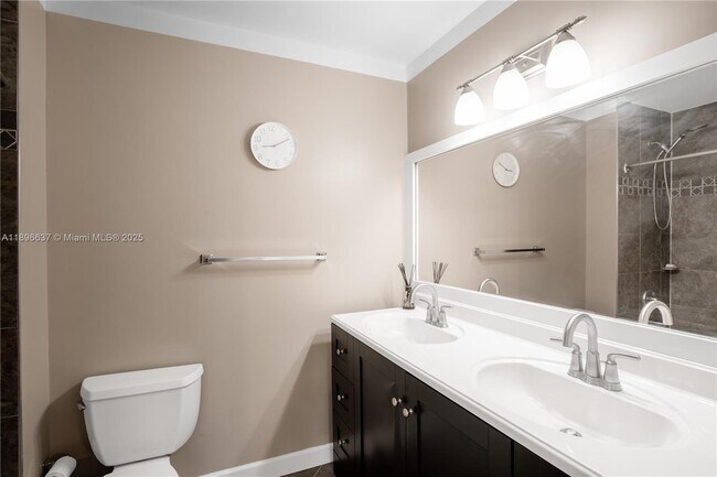 Building Photo - 3024 S Oakland Forest Dr