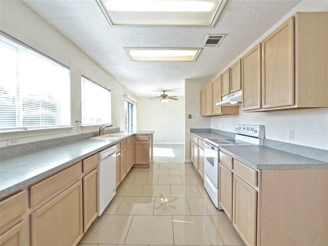 Building Photo - 15357 Oconto Dr