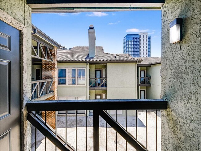 Building Photo - 807 W 25th St