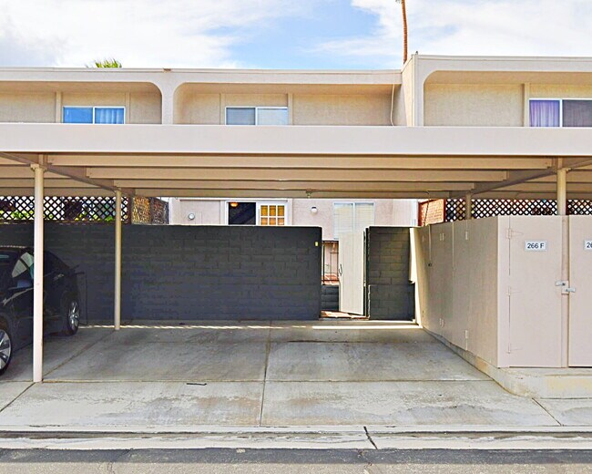 Building Photo - "Discover Your Oasis: Spacious 3-Bed Condo with Granite Touches in Palm Springs!"