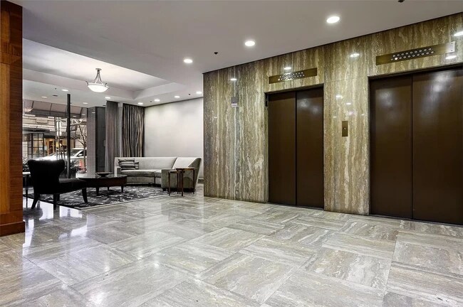 Building Photo - 40 E Delaware Pl