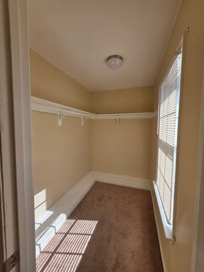 Building Photo - 3 BR 1.5 Bath Townhome located off Cedar road