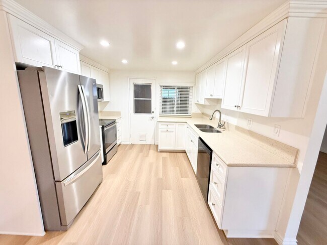 Building Photo - 4661 Larwin Ave