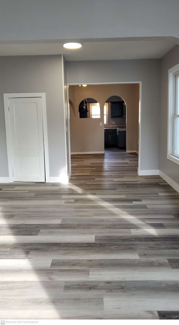 Building Photo - Great 3 bed 2 bath close to everything; more space than you think!