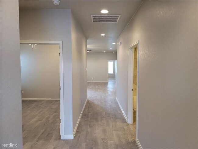 Building Photo - 3 br, 2 bath Duplex - 615 County Road 306 A A